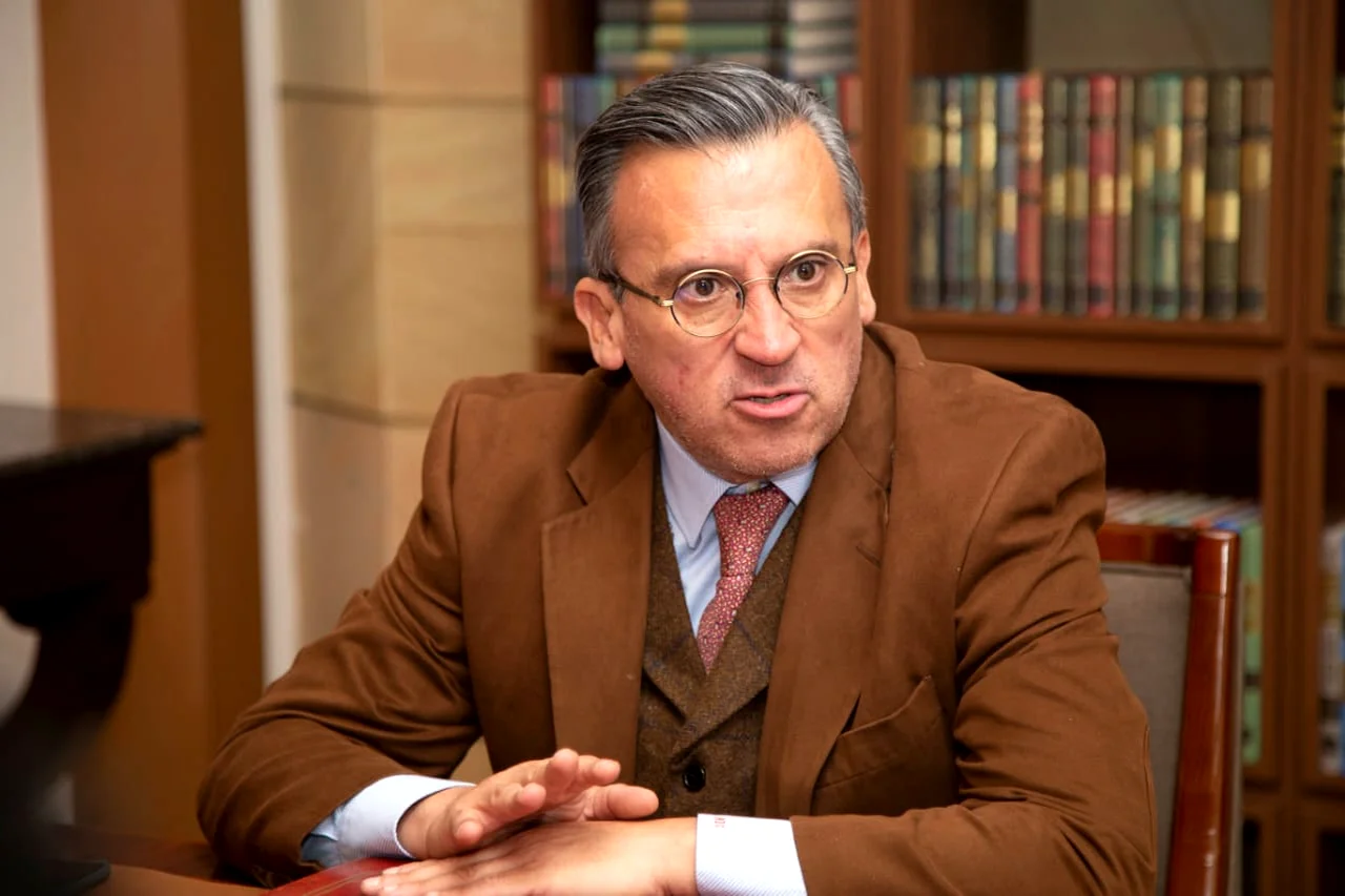 Ricardo Zinser en su despacho, entre sus libros de derecho